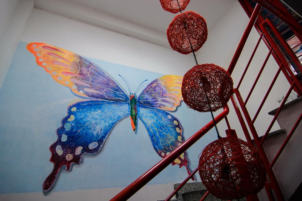 Wanderlust Saigon Hostel & Rooftop Bar Ho Chi Minh-staden Exteriör bild