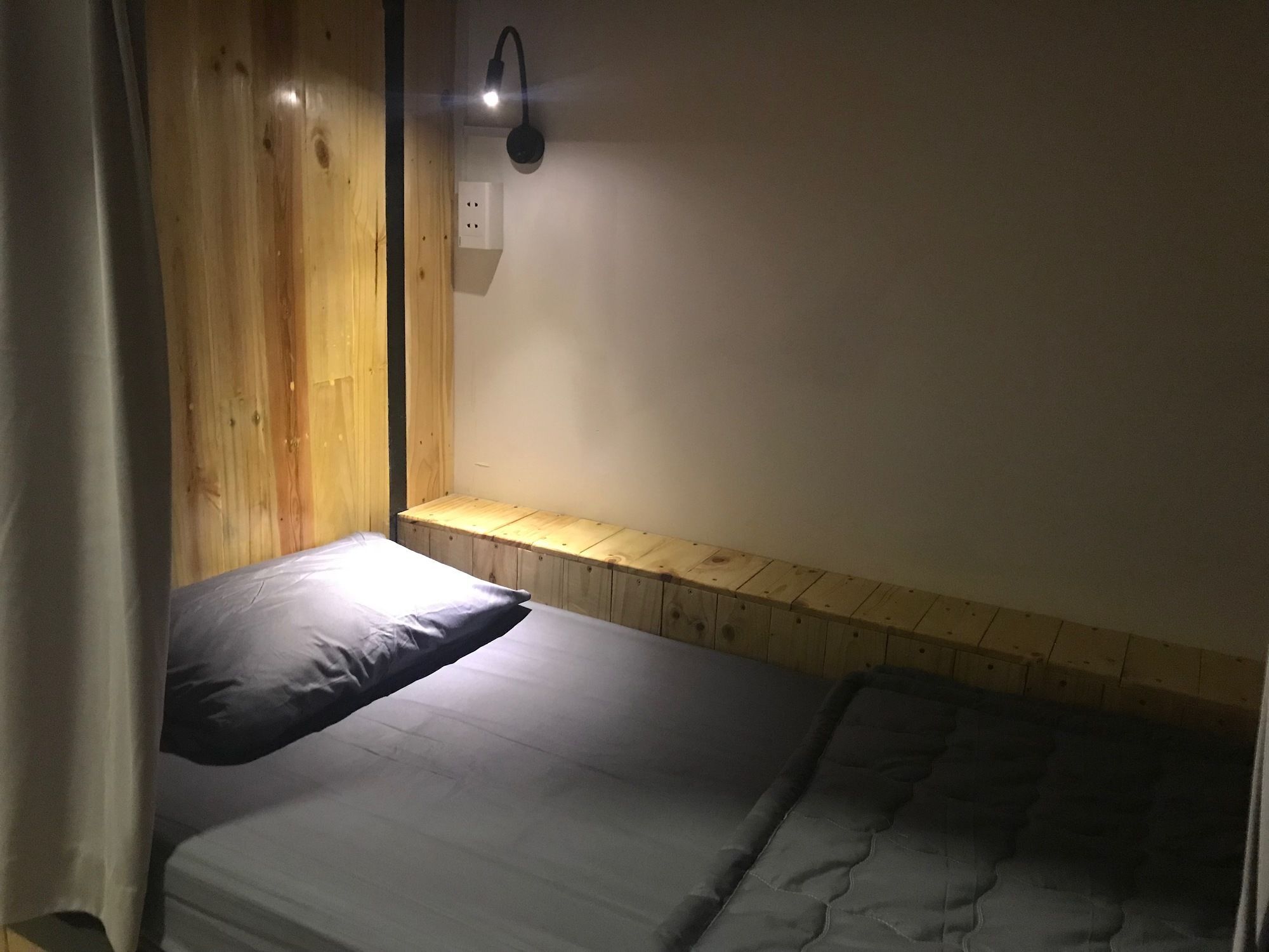 Wanderlust Saigon Hostel & Rooftop Bar Ho Chi Minh-staden Exteriör bild