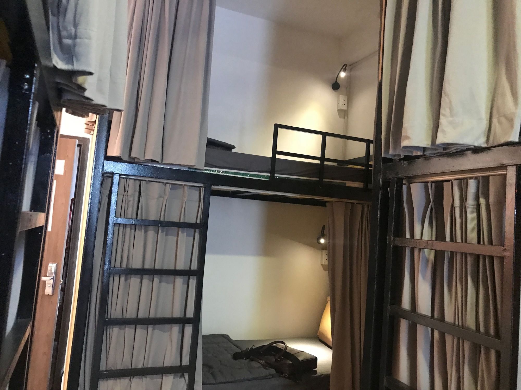 Wanderlust Saigon Hostel & Rooftop Bar Ho Chi Minh-staden Exteriör bild